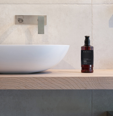 Mydło do rąk i twarzy NEFÉL FACE & HAND SOAP BLACK AMBER 480 ml Interchem Italia